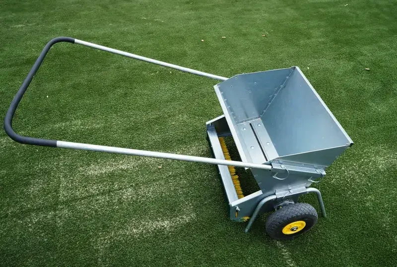 Carro-aplicador-arena-para-césped-artificial–-profesional